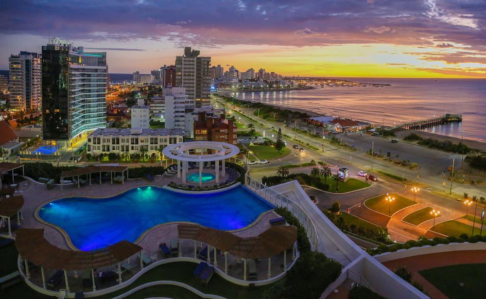 Moving company Angola to Uruguay